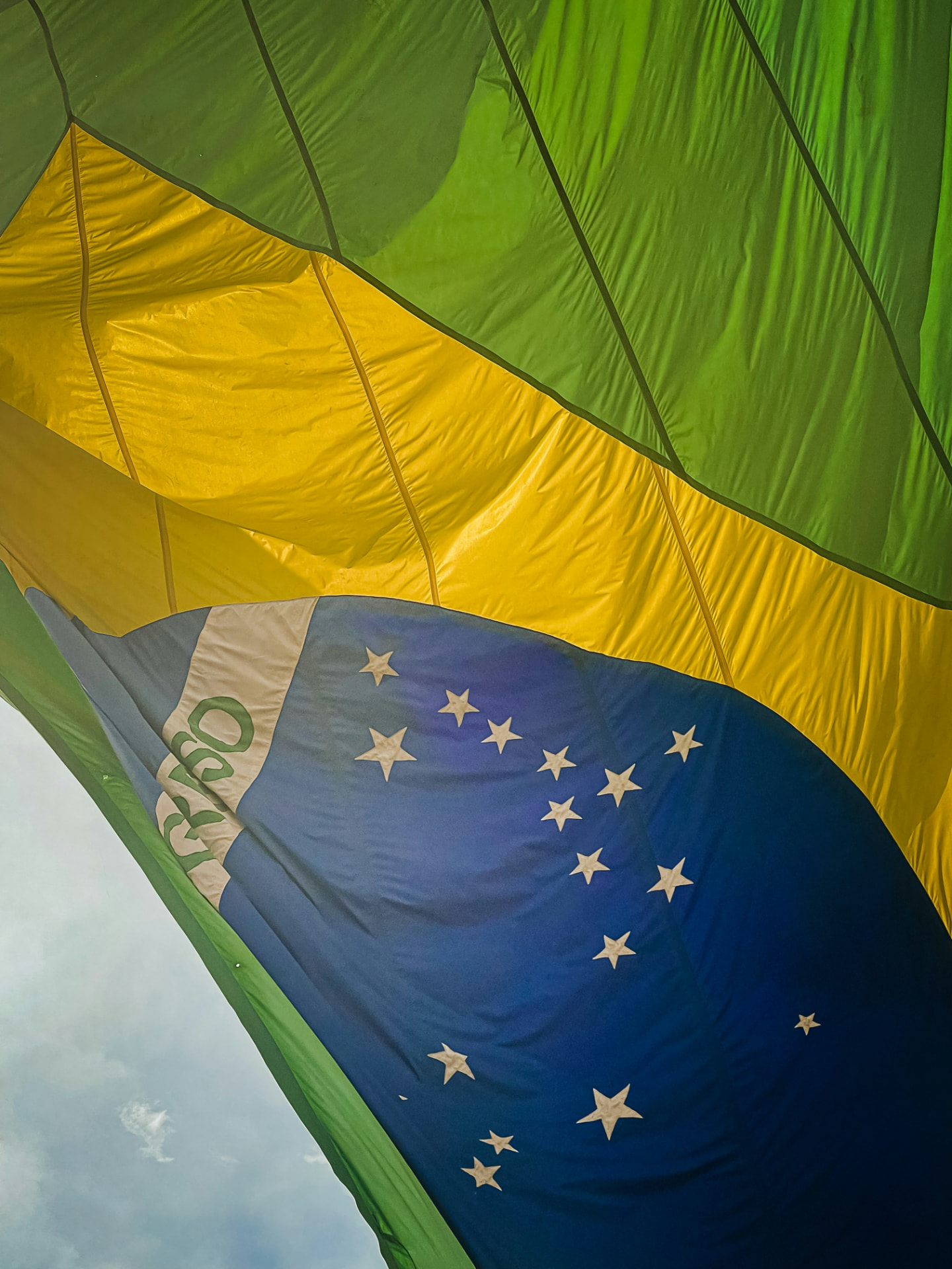 Bandeira do Brasil em balão, símbolo da comunidade brasileira nas Ilhas Baleares